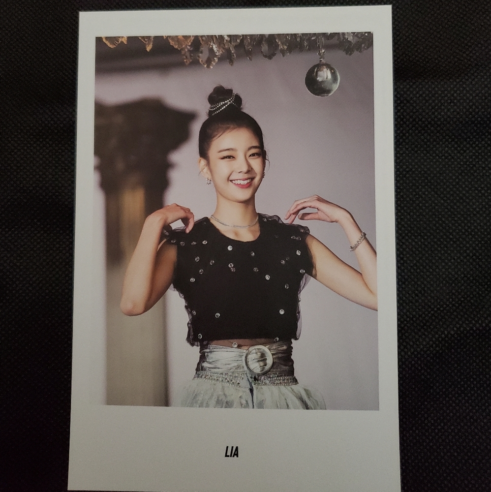 Itzy Lia pre order benefit